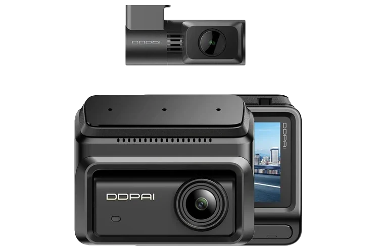 The DDPAI Z90 front unit showing its rear-view screen.